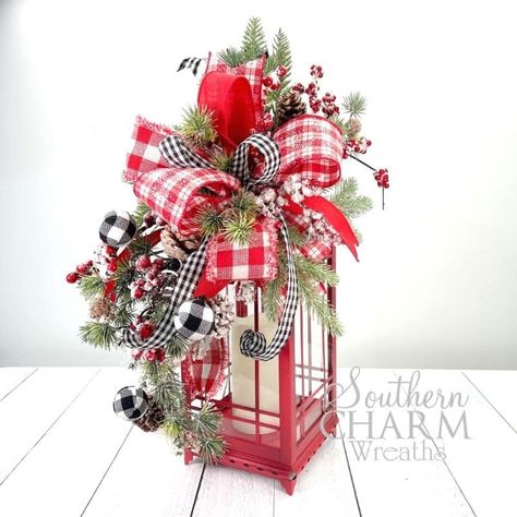 Christmas Lanterns Diy, Christmas Lantern Ideas, Lantern Christmas Decor, Christmas Decorations Centerpiece, Holiday Lanterns, Lantern Swag, Lantern Christmas, Christmas Lantern, Christmas Flower Arrangements