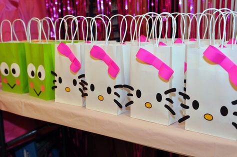 Hello Kitty goody bags Hello Kitty Favors, Diy Goodie Bags, Hello Kitty Theme Party, Taekwondo Wallpaper, Birthday Bags, Hello Party, Diy Hello Kitty, Party Cat, Images Hello Kitty