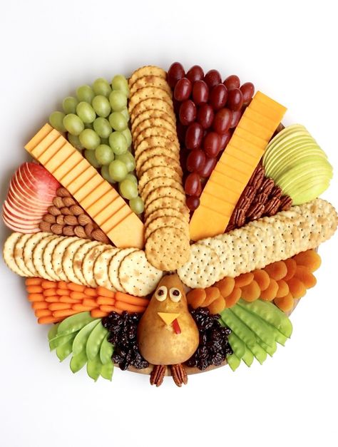 Turkey Snack Board, Thanksgiving Snacks, Thanksgiving Appetizer Recipes, Turkey Platter, Decorações Com Comidas, Thanksgiving 2020, Thanksgiving Treats, Snack Board, Thanksgiving Dishes