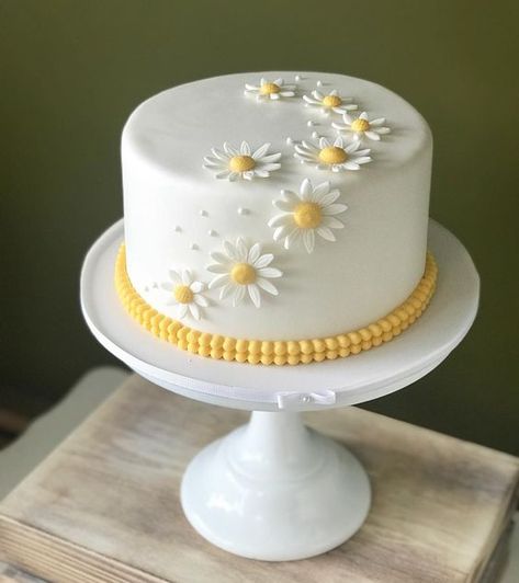 White Cake With Daisies, Daisies Cake Birthday, Daisy Anniversary Cake, Yellow Flower Birthday Cake, Birthday Cake With Daisies, April Birthday Cake Ideas, Daisy Cakes Ideas, Daisy Flower Cake Birthday, Daisy Themed Birthday Cake