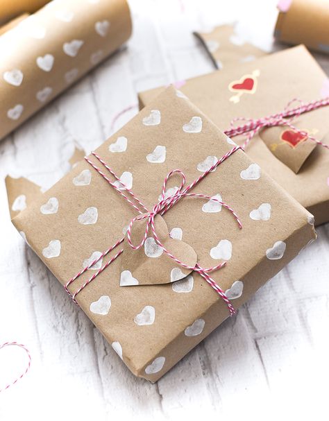 Valentine’s Day Wrapping Paper DIY Valentines Day Wrapping Ideas, Valentine’s Day Wrapping Ideas, Valentine Gift Wrapping Ideas, Christmas Wrapping Paper Diy, Valentines Day Wrapping, Homemade Wraps, Valentines Gift Wrap, Homemade Stamps, Heart Wrapping Paper