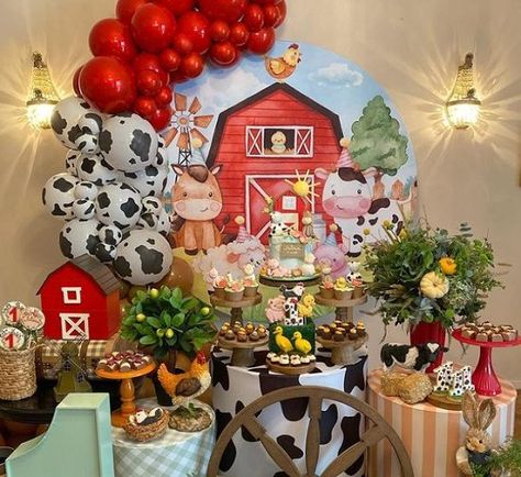 Barnyard Baby Shower Ideas, Animals Baby Shower Ideas, Farm Baby Shower Theme, Kylie Baby Shower, Baby Shower For Girl, Animal Baby Shower Cake, Farm Animal Cakes, Baby Shower Balloon Arch, Cow Baby Showers