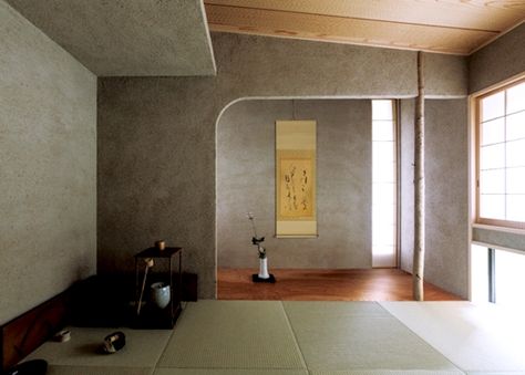 One of the exmaples of the Modern Tokonoma with tea ceremony utensils Tiny Japanese House, Japanese Living Room Design, Japanese Style Interior Design, Japanese Living Rooms, Japanese Style Interior, Tea Room Decor, Japanese Living Room, Modern Japanese Style, Japan Interior