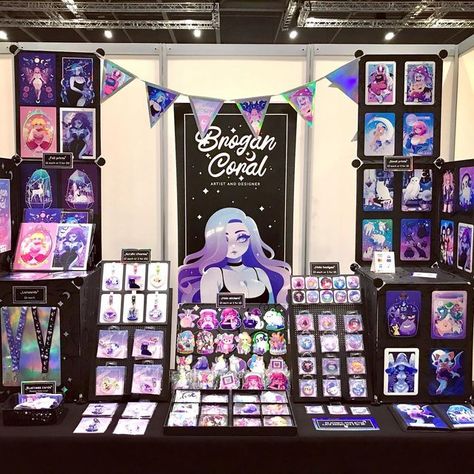 Brogan Coral 💖💜💙 on Instagram: "All set up and ready to go for London MCM!! I’m so excited to see everyone 🥰💖 you can find me at at table D10 in artist alley! See you there!! 💖💖 #londonmcm #londonmcmcomiccon #ldnmcm22 #artistalley #artistsalley #mcmcomiccon #kawaii #pastel #indepedentartist" Artist Alley Table Display Ideas, Band Merch Table Display, Artist Alley Print Display, Convention Artist Booth, Tattoo Convention Booth Ideas, Art Convention Booth, Artist Ally Booth, Artist Alley Table Display, Artists Alley Display