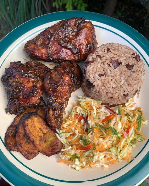 Jamaican Food Plate, Jamician Dishes, Brown Stew Chicken, Jamaica Food, Chicken Plating, Jamaican Food, Jamaican Culture, Jamaican Jerk, Rice And Peas