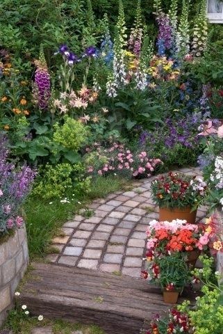 Spring Has Sprung- Time for Scotts Florida Select Mulch! - momdoesreviews.com pathway #PinMyDreamBackyard Men Gardening, Plants In Pots, Perth City, Brick Walkway, Desain Lanskap, Cottage Garden Design, Garden Salad, English Cottage Garden, Have Inspiration