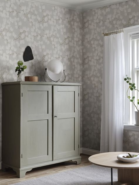 Pine Wallpaper, Mons Klint, Swedish Wallpaper, Loft Inspiration, Sandberg Wallpaper, Interior Wallpaper, Beige Wallpaper, Botanical Wallpaper, Hemnes