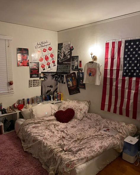 Red Cozy Bedroom, White Dorm Room Aesthetic, Red Dorm Room Aesthetic, Rockstar Girlfriend Bedroom, Dorm Room Designs Aesthetic, College Dorm Room Ideas Aesthetic, Redecorating Bedroom, Dorm Room Ideas Aesthetic, Setting Aesthetic