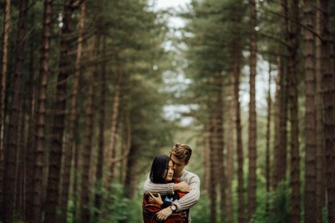 Stunning forest backdrop | Cozy Forest Engagement in Clumber Park via @junebugweddings Foto Pertunangan, Cozy Forest, Forest Engagement Photos, Forest Backdrop, Forest Engagement, Pre Wedding Photoshoot Outdoor, Engagement Shots, Pre Wedding Poses, Couple Style