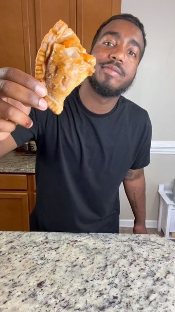 Renzo on Instagram: "Peach cobbler empanadas 🍑 When life gives you peaches you make… Full ingredient list: 5-6 medium sized peaches (sliced) 1/2 cup brown sugar 1/4 cup white sugar 1 tbsp butter 1 tbsp cinnamon 1/2 tsp nutmeg 1/2-1 tsp pure vanilla extract Empanada dough Salted caramel sauce Cinnamon sugar (1/2 cup white sugar/ 1 tbsp cinnamon) Vanilla ice cream (optional)" Peach Empanadas, Baked Empanadas, Empanada Dough, Peach Sauce, Peach Cobbler Easy, Hand Pie, Candy Cakes, Salted Caramel Sauce, Mac And Cheese Recipe