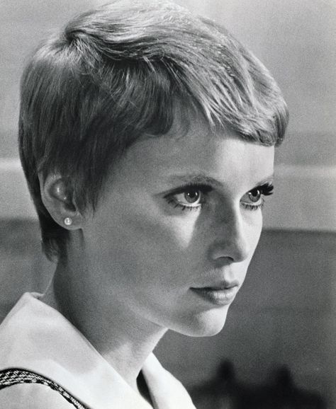 Vogue Paris is taking the opportunity to revisit the short haircuts that made history, from Twiggy and Halle Berry, to Linda Evangelista and Cameron Diaz. Ready to make the chop? Mia Farrow Pixie, Pixie-cut Lang, Rosemary's Baby, Mia Farrow, Corte Pixie, Haircut Inspiration, Popular Haircuts, Woody Allen, Very Short Hair