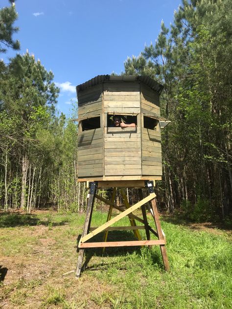 Octaganal deer blind on platform stand.  Made from recycled pallets.  The plans are also saved in my deer hunting board. Tree Stands Hunting Deer, Tower Deer Stands, Men Crafts, Duck Hunting Blinds, Tree Stand Hunting, Deer Hunting Stands, Hunting Shack, Deer Stand Plans, Deer Blinds