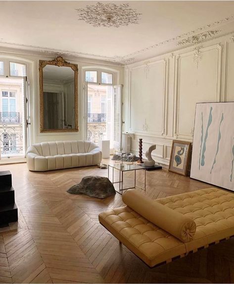 Leia Sfez on Instagram: “Adding this flat on my wishlist 🙌🏻” Parisian Modern, Nyc Closet, Parisian Interior, French Apartment, Lux Life, Interior Design Minimalist, Office Meeting, Parisian Apartment, Contemporary Interiors