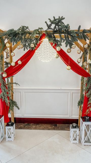 Wooden Arch Christmas Decor, Christmas Themed Photo Booth, Christmas Decor Arch, Christmas Wedding Arch Ceremony Backdrop, Christmas Booth Decor, Outdoor Christmas Backdrop, Christmas Arbor Decorating, Christmas Wedding Backdrop Ideas, Christmas Arch Backdrop