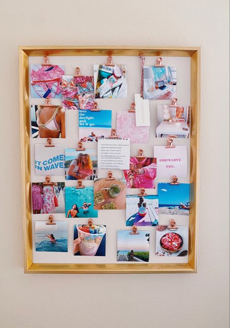 College Dorm Picture Collage, Dorm Room Coastal Theme, Preppy Bulletin Board Ideas For Bedroom, Preppy Cork Board Ideas, Dorm Pin Board, Pictures In Dorm Room, College Picture Wall, College Dorm Room Decor Freshman Year, Cute Dorm Decor Ideas