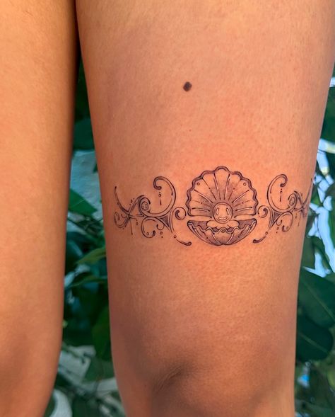 Dainty pearl thigh band for Vysnavi 🫧 Leg Garter Tattoo, Thigh Band Tattoo, Kelly Chen, Tattoo Dainty, Pearl Tattoo, Thigh Band, Garter Tattoo, Leg Garter, Band Tattoo