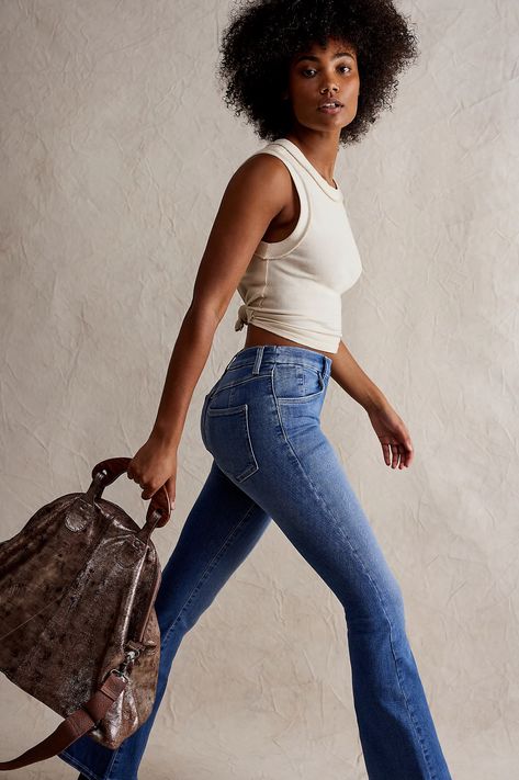 Fall Denim Trends: 20 Free People Looks to Inspire your Fits Fall Denim Trends, Flare Jeans Outfit, Coach Fashion, Jeans Outfit Fall, Flattering Jeans, Comfy Jeans, Flare Denim Jeans, Trendy Jeans, Sporty Sneakers