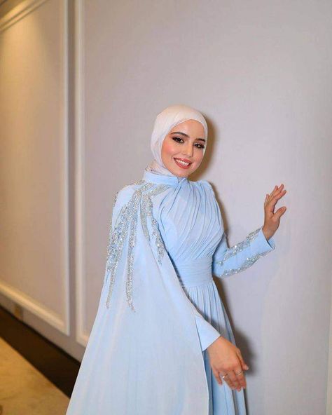 Hijabi Dresses Soiree, Soiree Dresses For Hijab, Elegant Silk Dresses, Estilo Hijab, Classy Wedding Dress, Soiree Dress, Lace Dress Styles, Women Dresses Classy, Fancy Dresses Long