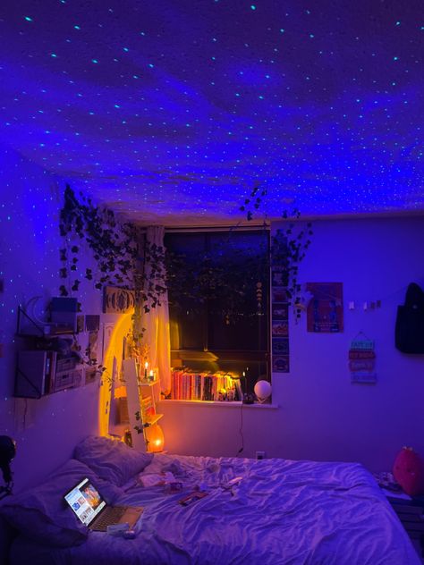 Sky Projector Bedroom, Dream Rooms Aesthetic Led Cozy, Cool Lights In Bedroom, Cozy Bedroom With Led Lights, Bedroom Night Lighting Ideas, Pretty Room Lights, Room Ideas Calm Aesthetic, Rooms At Night Aesthetic, Led Projector Room