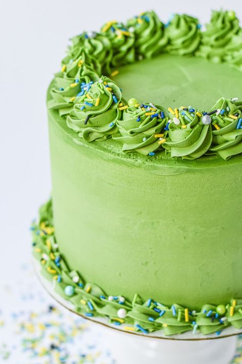 It's Friday and we are showing green some love today! What color do you love that doesn't show up on desserts enough. Green is ours! Green Sprinkle Cake, Green Buttercream Cake, Easter Cupcake Ideas, Swirl Frosting, Green Buttercream, Green Birthday Cakes, Chemistry 101, Easter Cupcake, Homemade Strawberry Sauce