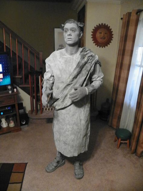 TJ's statue costume...another pretty simple idea. Took 2 big bottles of gray craft paint, one small bottle of white, a small tube of gray facepaint & one can of the textured "stone" spraypaint for a final coat. Mythology Cosplay, Gargoyle Costume, Statue Costume, Diy Costumes Men, Fiesta Halloween, Medusa Costume, Living Statue, Couples Costume, Turn To Stone