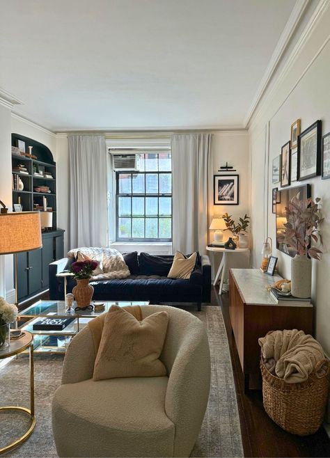 This NYC Apartment Is the Epitome of Cozy Comfort and Architectural Charm Cozy Nyc Apartment, Nyc Apartment Decorating, Nyc Studio Apartments, Chicago Condo, Boucle Chair, Nyc Decor, Nyc Interior Design, Nyc Living, Chicago Apartment