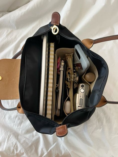 Uni Bags Aesthetic, Longchamp School Bag, Uni Bag Aesthetic, Big Bag Aesthetic, Schoolbag Aesthetic, Longchamp Bag Aesthetic, In My Bag Aesthetic, My Bag Aesthetic, Everyday Bag Essentials