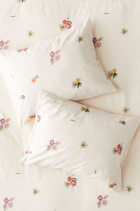 Floral Sheets, Duvet Covers Urban Outfitters, Floral Duvet Cover, Floral Duvet, Decoration Inspiration, Dream Bedroom, Pillow Set, Dream Room, 인테리어 디자인