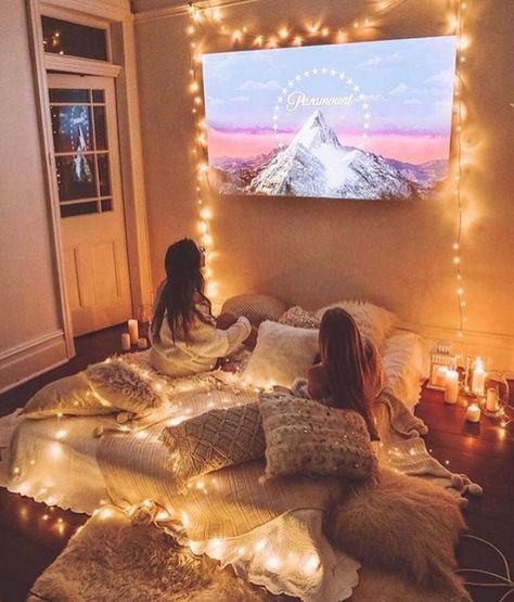 Pidżama Party, Sleepover Room, Perfect Movie Night, Chloe Chloe, Hangout Room, Girl Sleepover, Fun Sleepover Ideas, Teen Bedroom Decor, Sleepover Party