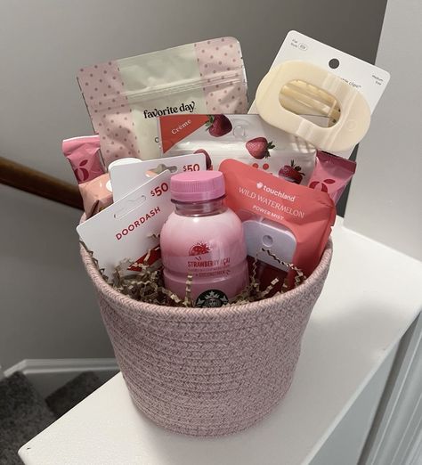 Gift For Postpartum Mom, Birthday Gifts For Best Friend Baskets, Gift Baskets For New Moms, Post Birth Gift Basket, Postpartum Gift Basket For Mom, Postpartum Gifts For Mom, Giveaway Basket Ideas, Friend Birthday Basket, Pink Basket Gift Ideas