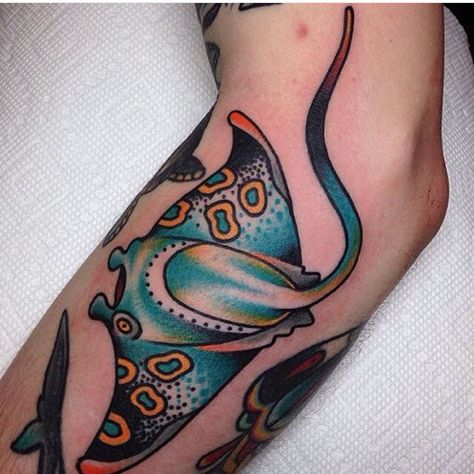 Manta ray traditional tattoo Stingray Tattoo Traditional, Thigh Sleeve Tattoo Women, Rays Tattoo, Aquatic Tattoo, Stingray Tattoo, Ray Tattoo, Monkey Tattoos, Sea Tattoo, Kunst Tattoos