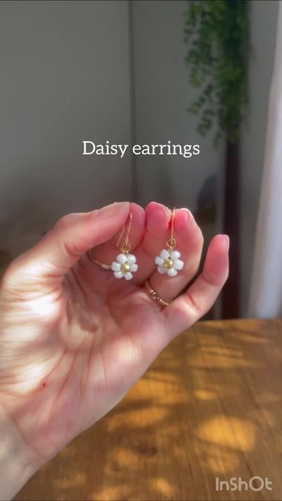 LOVVING on TikTok Beaded Daisy Earrings, Anting Manik, Beaded Daisy, Jewelry Making Tutorial, Diy Earrings Easy, Diy Jewelry Making Tutorials, Pola Manik, Бисер Twin, Diy Beaded Rings