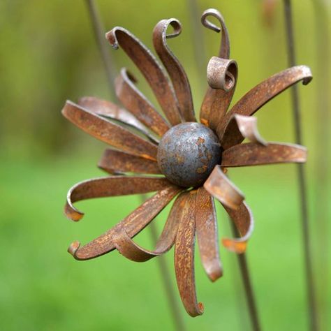 Metal Flowers Garden, Chain Art, Shasta Daisies, Welding Ideas, Welding Art Projects, Metal Yard Art, Copper Art, Metal Garden Art, Metal Flower