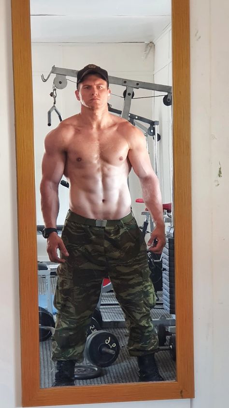 (Marine) Hunks Look Best On Their Knees 남성 근육, Military Muscle, Gym Workout Motivation, Hot Army Men, Pahlawan Marvel, Men's Fitness, Army Men, Fitness Gym Workout, Men's Muscle