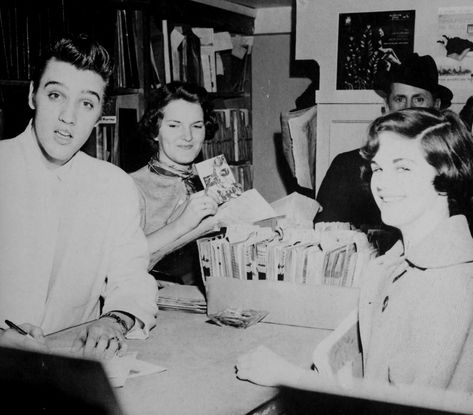 Elvis Signing Autographs, Elvis In The 50s, Elvis Pictures, Elvis Presley Movies, Signing Autographs, John Lennon Beatles, Elvis Presley Pictures, Beatles John, Elvis Presley Photos