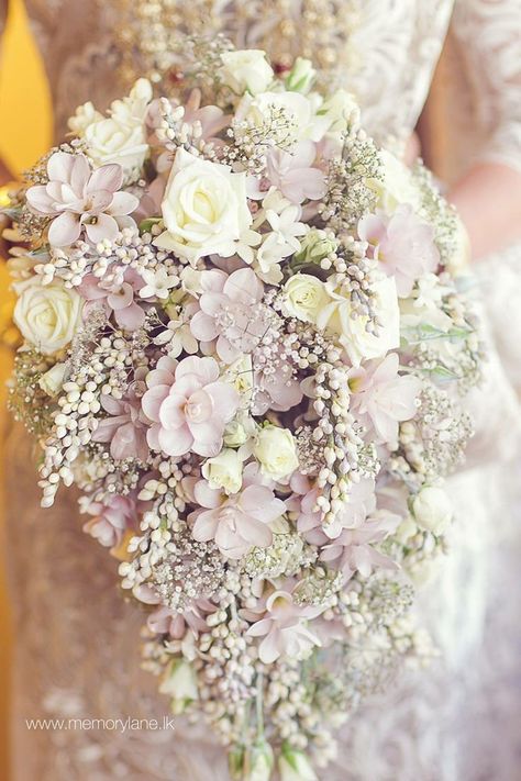 Bouquets For Weddings Brides, Kandyan Flower Bouquet, Kandyan Bridal Bouquet, Wedding Bouquets Fairytale, Fresh Flower Bouquet For Bride, Wedding Boquet Colors, Hanging Wedding Bouquets, Kandyan Bridesmaid, Bride Bouquet Pink