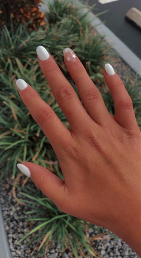 Gel Nails For White Dress, Acrylic Nail White Designs, Nail Designs In White Color, Cute Nails With Ring Finger Design, Natural White Nail Designs, Cute Easy White Nail Designs, Short Athletic Nails, Plain White Nails With Glitter, Beach Nails Vacation Simple White