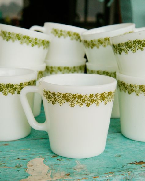 Vintage Pyrex Patterns, Pyrex Vintage Rare, Pyrex Spring Blossom, Whimsical Kitchen, Vintage Glassware Antiques, Cottage Core Style, Vintage Cookware, Vintage Dishware, Vintage Coffee Cups