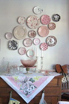 Plates On The Wall, Plate Wall Decor, Diy Casa, Plate Decor, Hanging Plates, Trendy Kitchen, Shabby Vintage, Vintage Plates, Style At Home