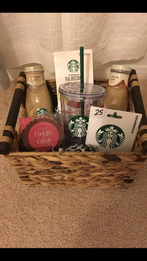 Starbucks Gift Baskets, Gift Basket Christmas, Coffee Gift Basket, Raffle Basket, Presente Diy, Birthday Basket, Raffle Baskets, Bff Birthday Gift, Gift For Mom Christmas