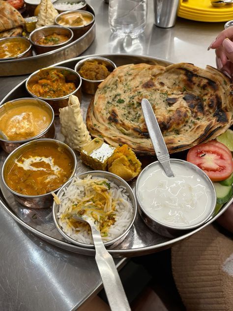 Rajasthan Thali, Indian Aesthetic Food, Desi Food Snapchat, Indian Food Thali, Aesthetic Indian Food, Rajasthani Aesthetic, Rajasthani Dishes, Food Asthetic Picture, Rajasthan Aesthetic