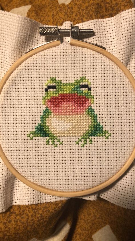 Cute Cross Stitch Patterns Easy, Small Cross Stitch Patterns, Frog Cross Stitch Pattern, Frog Cross Stitch, Hand Embroidery Letters, Cross Stitch Sunflower, Бисер Twin, Friendship Bracelet Patterns Easy, Small Cross Stitch