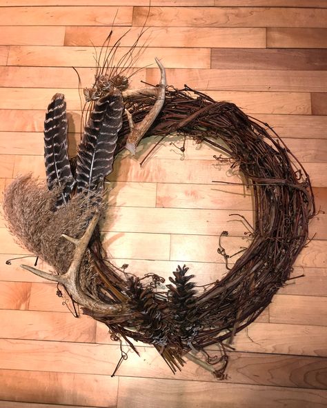 Diy Rustic wreath #antler #turkey #feathers #wreath Turkey Feather Decor, Diy Rustic Wreath, Turkey Hunting Decor, Deer Hunting Decor, Hunting Crafts, Antler Wreath, Antler Ideas, Feather Crafts Diy, Deer Antler Decor