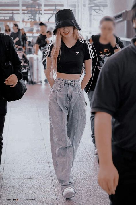 #blackpink #rose .......♡ Blackpink Airport Fashion, Korean Airport Fashion, Looks Adidas, Blackpink Outfits, Outfit Essentials, 여름 스타일, Rose Fashion, Stage Outfit, K Fashion