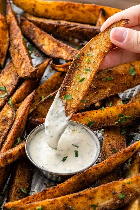 The Best Copycat Buffalo Wild Wings Potato Wedges Recipe - Simple Copycat Recipes Buffalo Wild Wings Potato Wedges, Wing Stop Fries, Copycat Buffalo Wild Wings, Seasoned Potato Wedges, Crispy Potato Wedges, Potato Wedges Recipe, Wedges Recipe, Tangy Bbq Sauce, Buffalo Wild