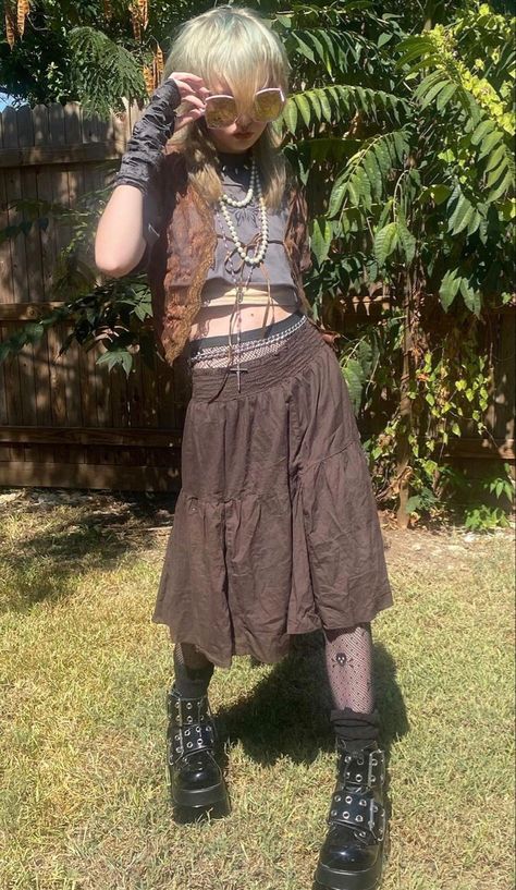 Dark Pixie Outfits, Masculine Fairy Outfits, Nature Punk Fashion, Fawncore Outfit, Crow Core Fashion, Messy Clothes Aesthetic, Fairy Punk Outfits, Trashcore Fashion, Nature Goth Outfit