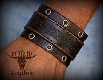 Bracelet En Cuir Diy, Mens Leather Cuff Bracelets, Men Leather Bracelet, Diy Leather Bracelet, Leather Wallet Pattern, Personalized Leather Bracelet, Leather Bracelets Women, Leather Art, Bracelet Leather