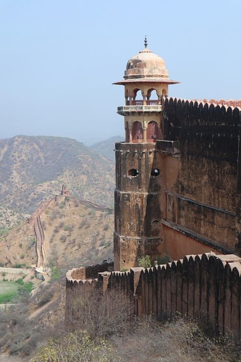 Jaigarh Fort - one of the best forts of Rajasthan Painted Elephants, Monument In India, Chittorgarh Fort, Weather In India, Amber Fort, India Travel Places, Agra Fort, Ancient Indian Architecture, Amazing India