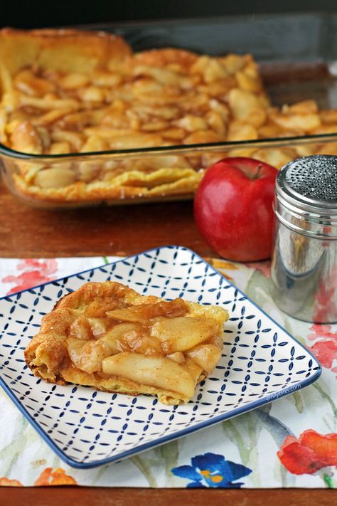 This easy Puff Pancake Bake with Warm Apple Topping tastes like apple pie for breakfast! Sweet and tasty for just 160 calories or 4 Green, 3 Blue or 3 Purple myWW SmartPoints per serving! www.emilybites.com Apple Puff Pancake, Puff Pancake Recipe, Pancake Bake, Apple Topping, Emily Bites, Berry French Toast, Slow Cooker Oatmeal, Puff Pancake, French Toast Muffins