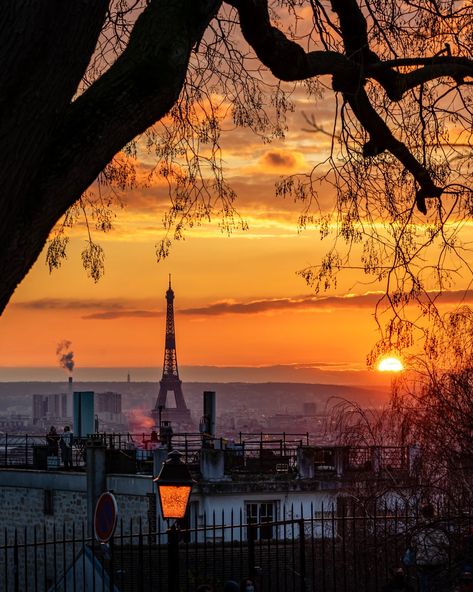 Moon Images Hd, Paris Aesthetic Night, Sunrise Paris, Anastasia Broadway, Friends In Paris, Paris Sunset, Sky Scenery, Lockscreen And Homescreen, Paris Romance